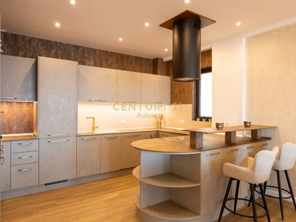 APARTAMENT LUKSOZ ME TARRACE DHE PAMJE DETI PRANE LUNGOMARE 1 !
