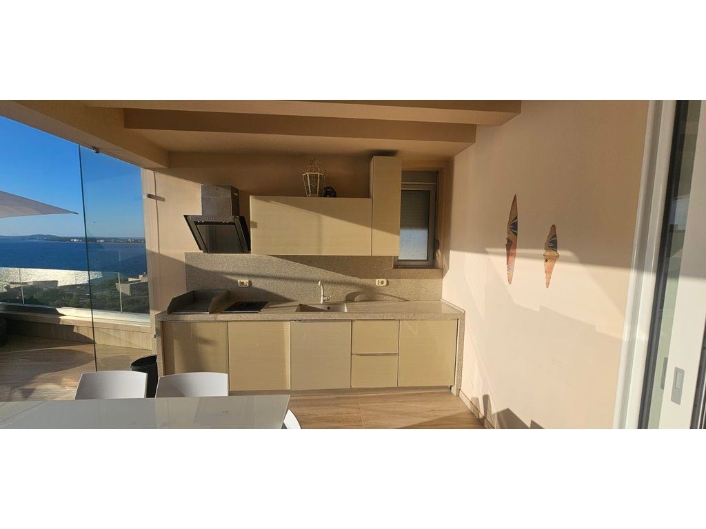 OFROHET PER SHITJE PENTHOUSE LUKSOZ ME PAMJE TE MREKULLUESHME TE DETIT,SE BASHKU ME GARAZH!
