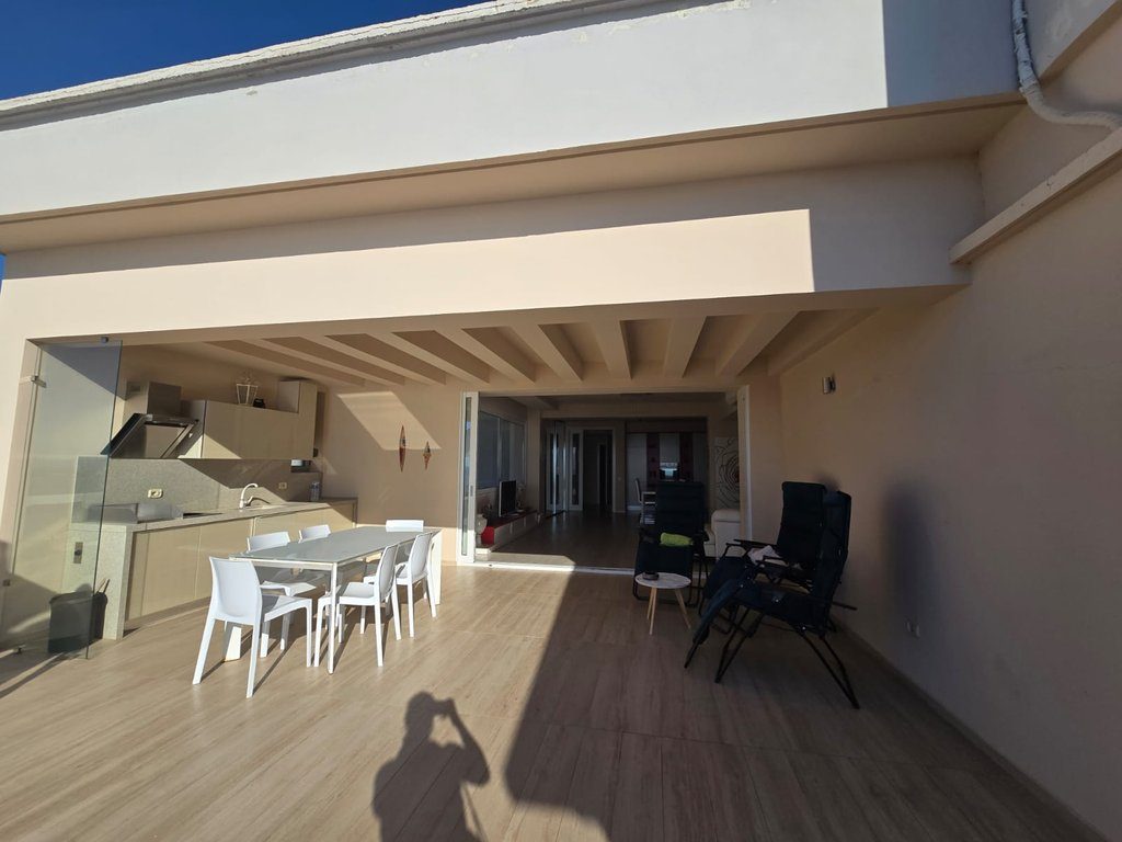 OFROHET PER SHITJE PENTHOUSE LUKSOZ ME PAMJE TE MREKULLUESHME TE DETIT,SE BASHKU ME GARAZH!