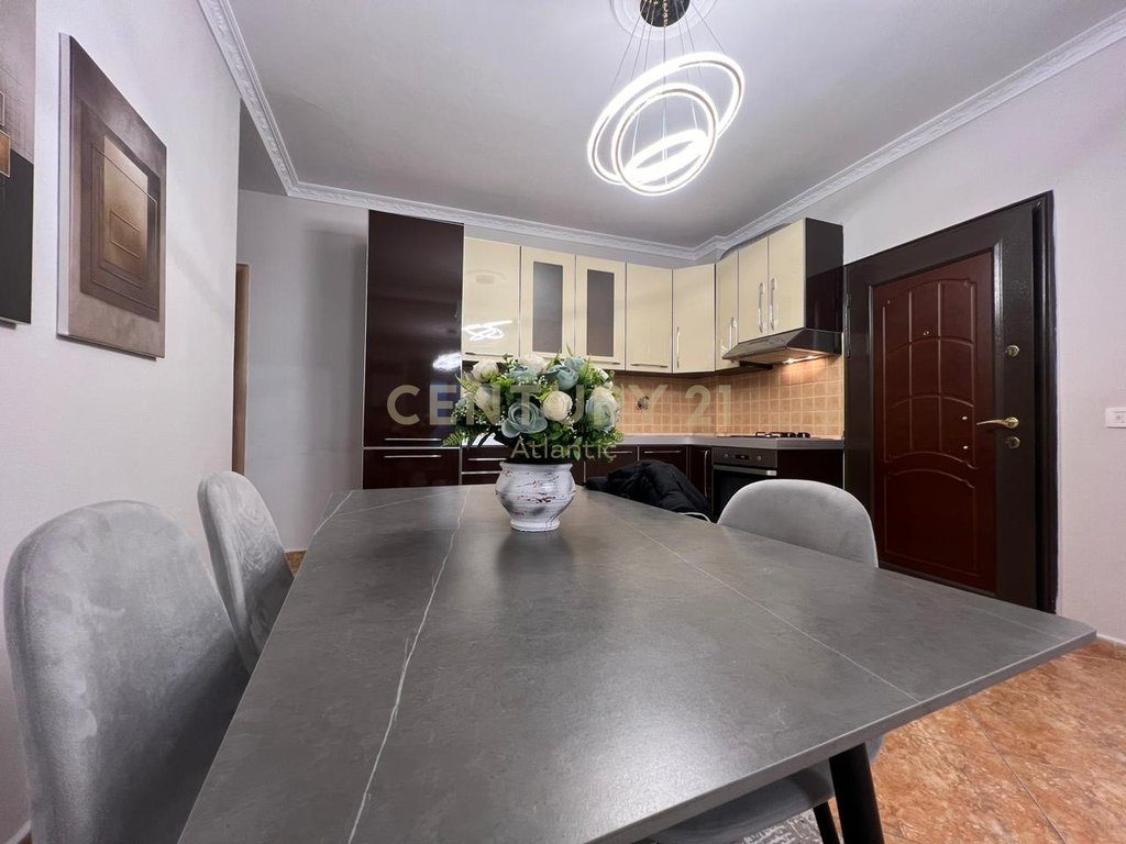 SHITET APARTAMENT 2+1 NË KOMPLEKSIN EKA, PLAZH – DURRËS!