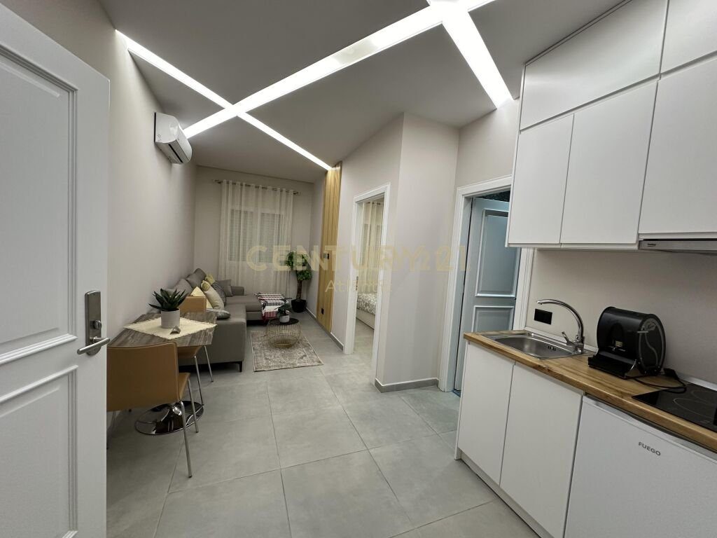 Shitet Ambient biznesi + 3 Apartamente 1+1, vija e pare me rrugen kryesore ne Plazh Hekurudha !