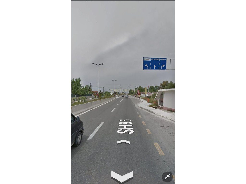 Shitet Tokë Buzë Rruge, 900m²!