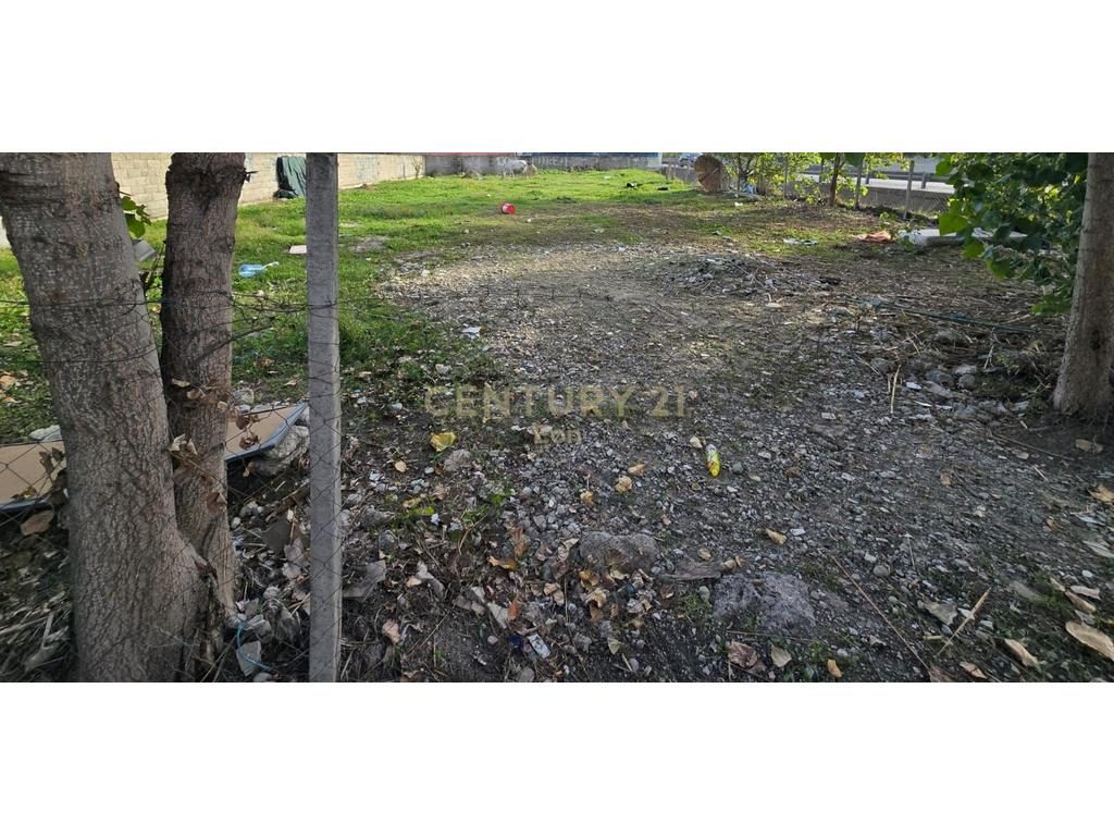 Shitet Tokë Buzë Rruge, 900m²!