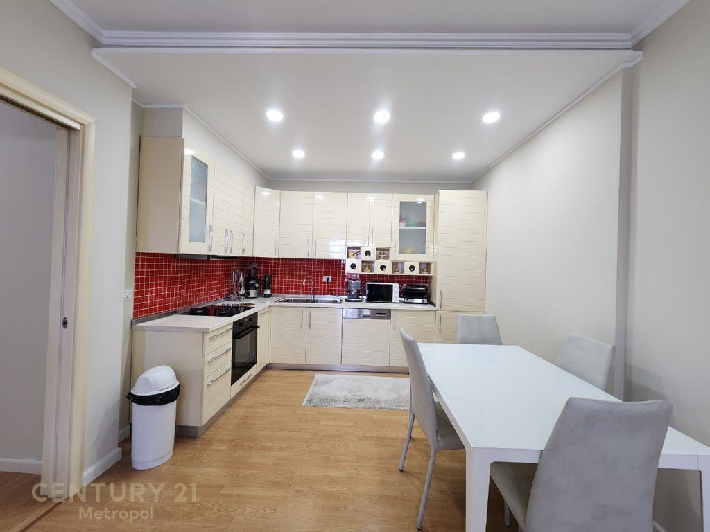 Shitet Apartament 2+1+2, Ish Stacioni i Trenit !