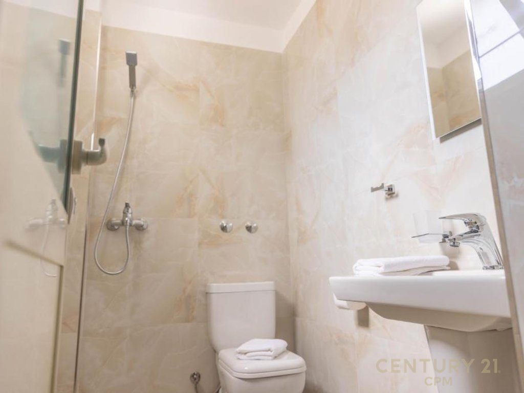 Hotel per shitje plotësisht funksional në Durrës – buzë detit!