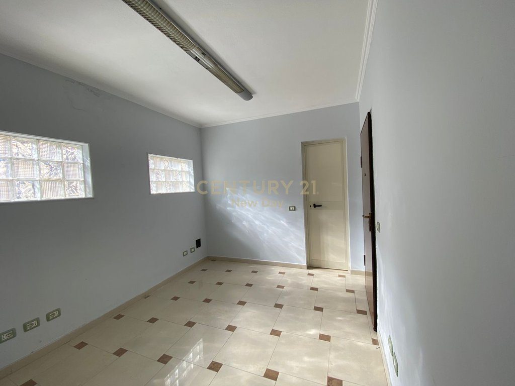 Zyrë me qira në qendër të Durrësit – 500€ / 45 m²