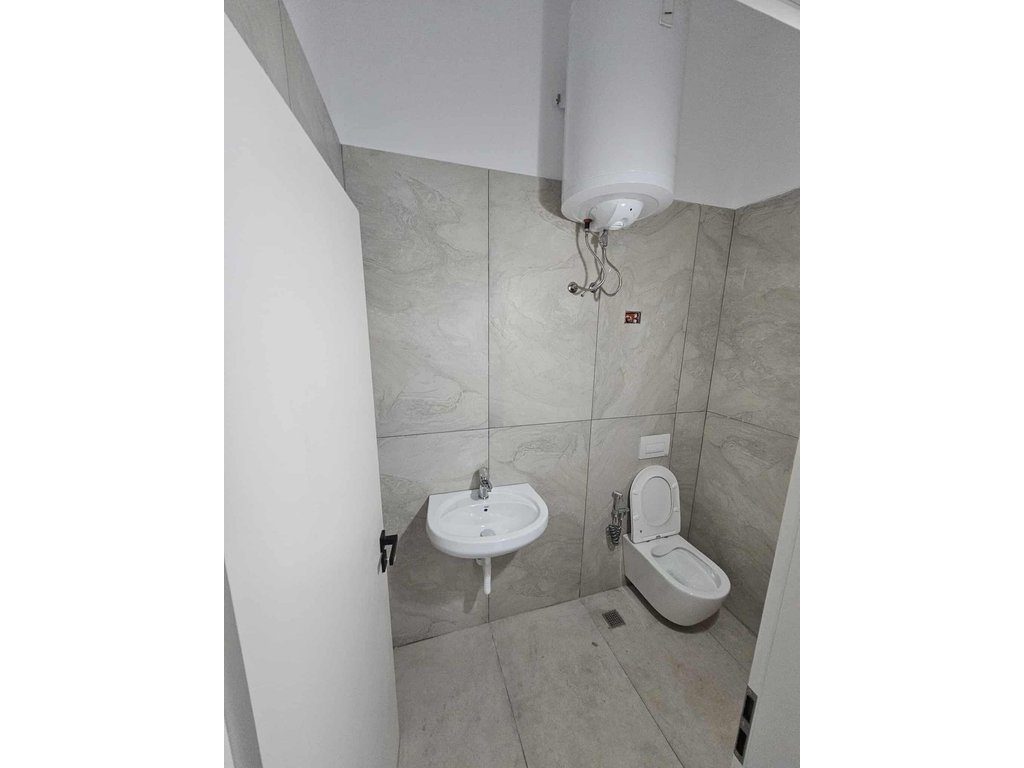 Ambient Komercial 1+1 Me Qira në Don Bosko prane xhamise, Tiranë