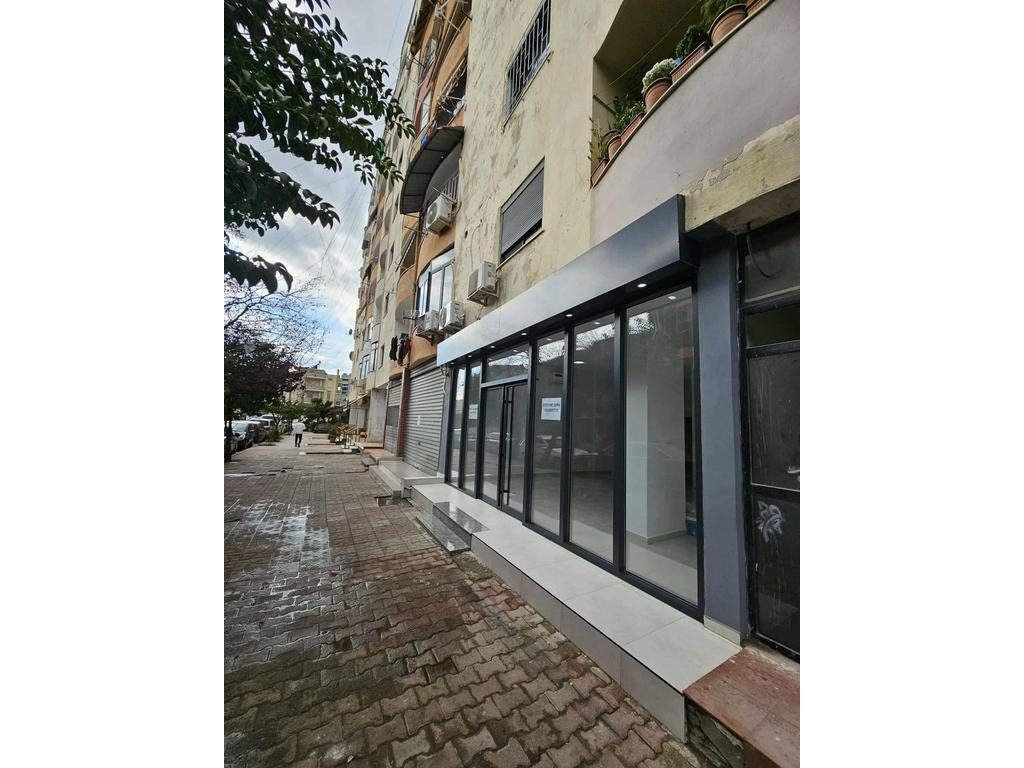 Ambient Komercial 1+1 Me Qira në Don Bosko prane xhamise, Tiranë