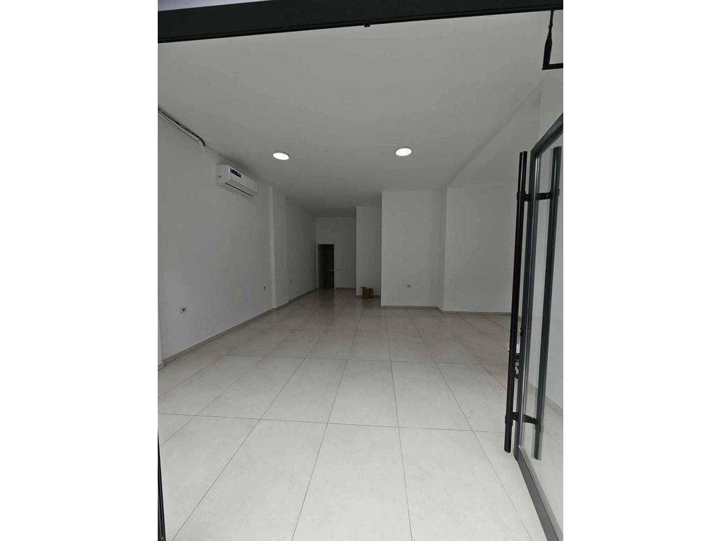 Ambient Komercial 1+1 Me Qira në Don Bosko prane xhamise, Tiranë
