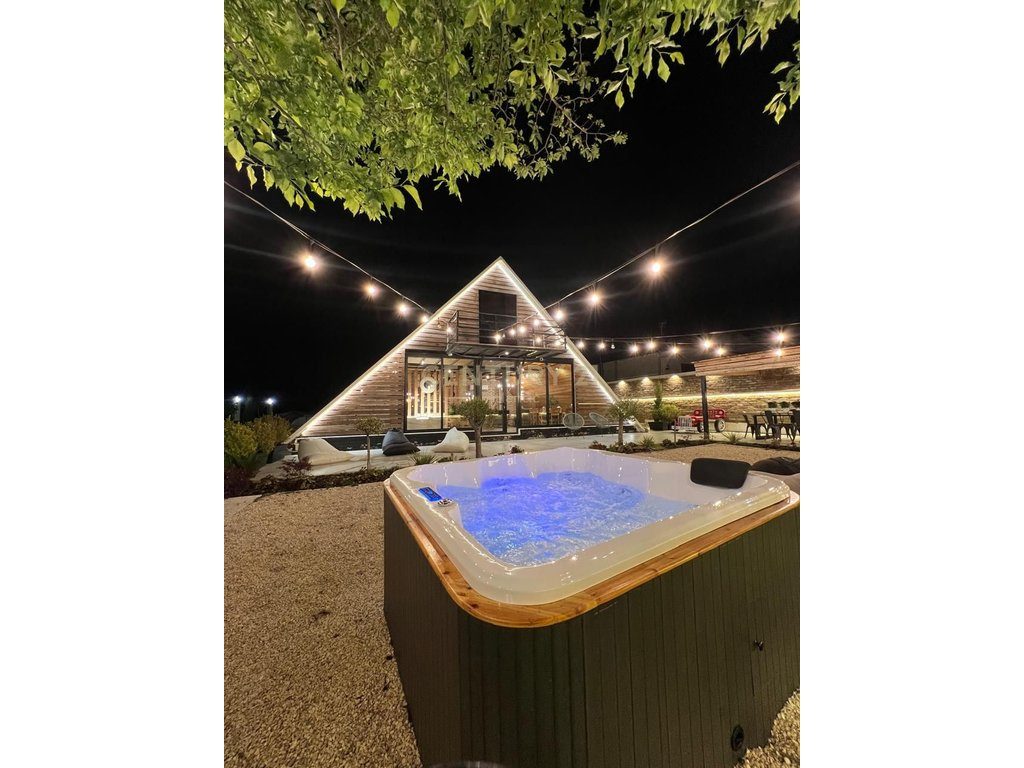 VILE ALPINE DRURI ME JACUZZI PER SHITJE NE SHKALLNUR DURRES !