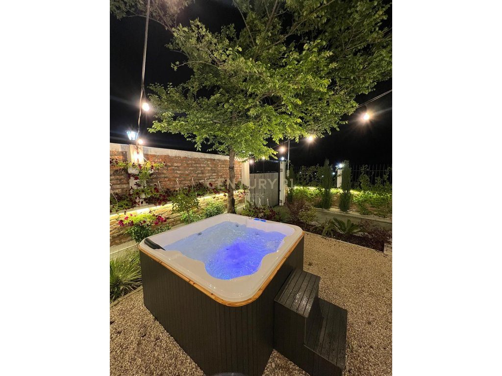 VILE ALPINE DRURI ME JACUZZI PER SHITJE NE SHKALLNUR DURRES !