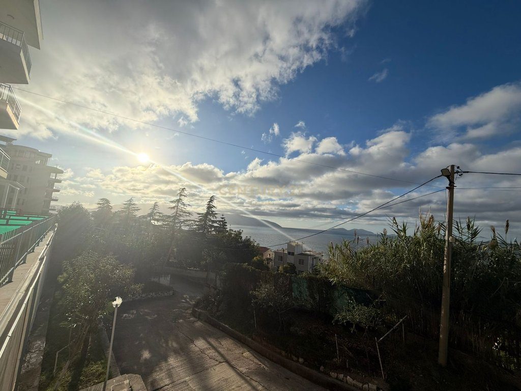 SHITET APARTAMENT 2+1+2 ME DY VERANDA DHE PAMJE PANORAMIKE NGA DETI – “UJI I FTOHTË”, VLORË!!!