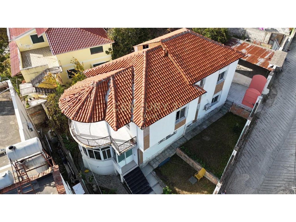 Vilë për Shitje prane spitalit rajonal Durrës - 280000€ | 480 m²