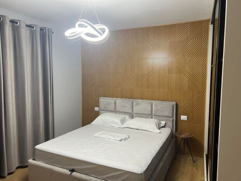 APARTAMENT 2+1 PER QERA,TEK KISHA ORTODOKSE!
