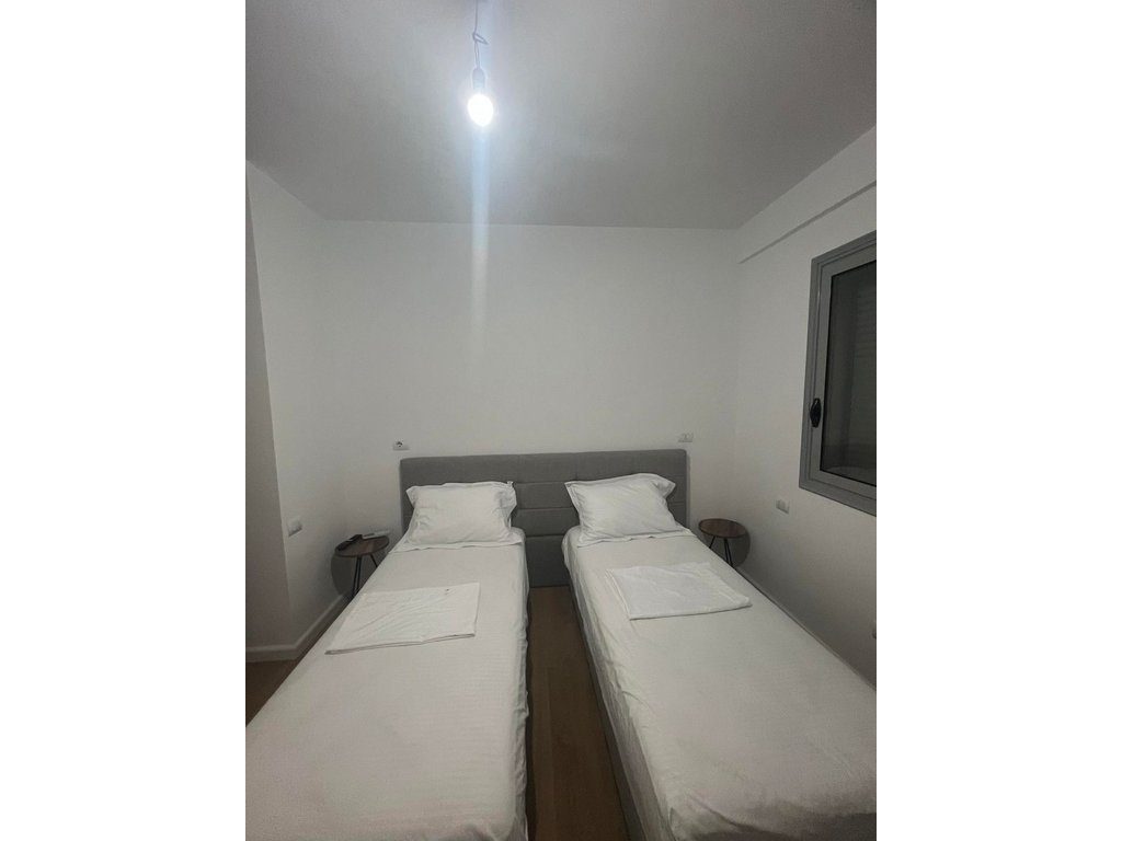 APARTAMENT 2+1 PER QERA,TEK KISHA ORTODOKSE!