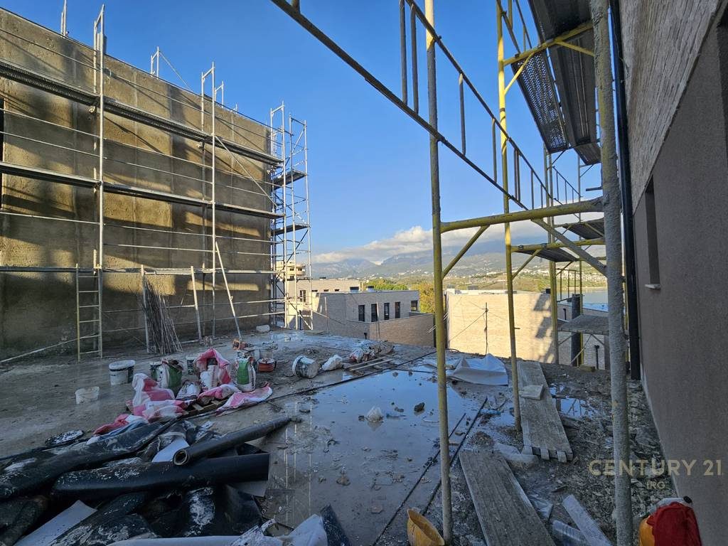 Dupleks me oborr ne Swan Lake Residence!
