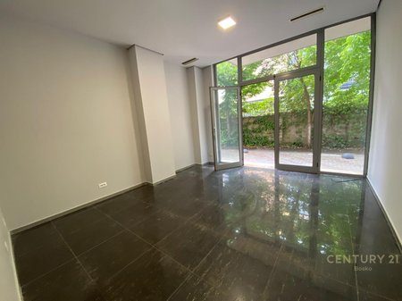 Jepet me Qira Ambient Komercial te Trio Towers!
