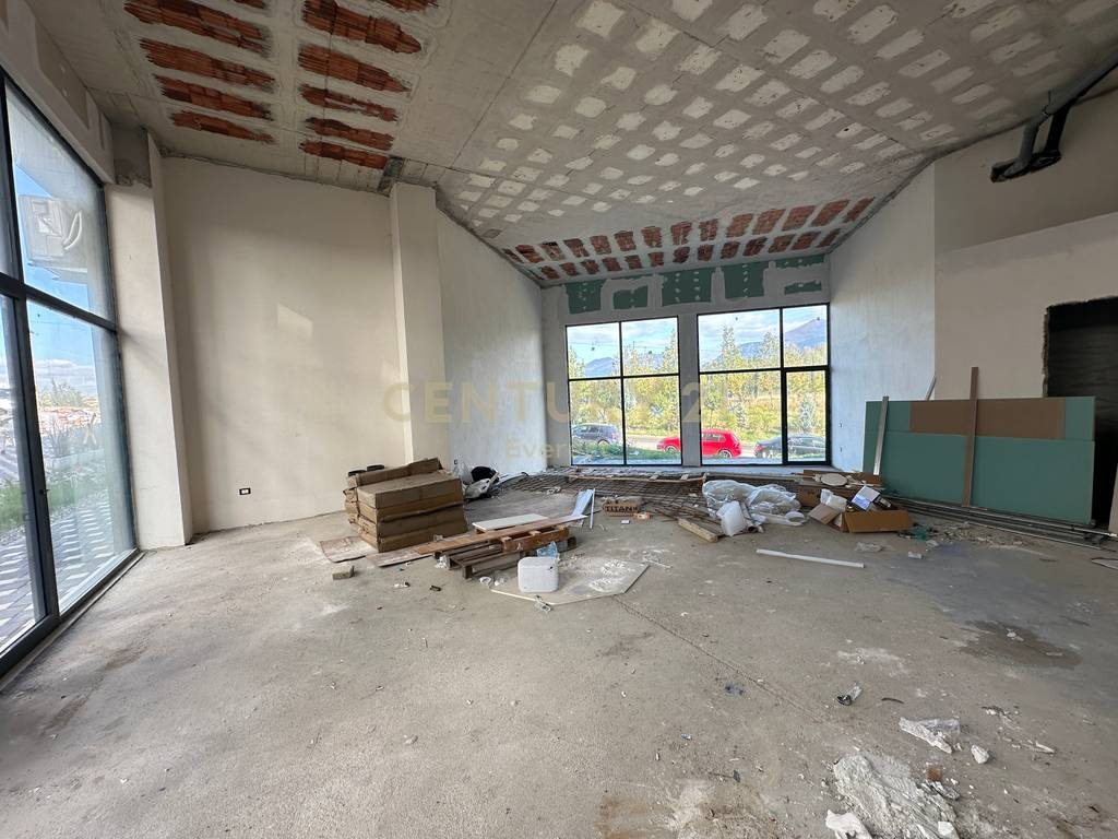 LIQENI I THATE, AMBIENT KOMERCIAL PER QIRA