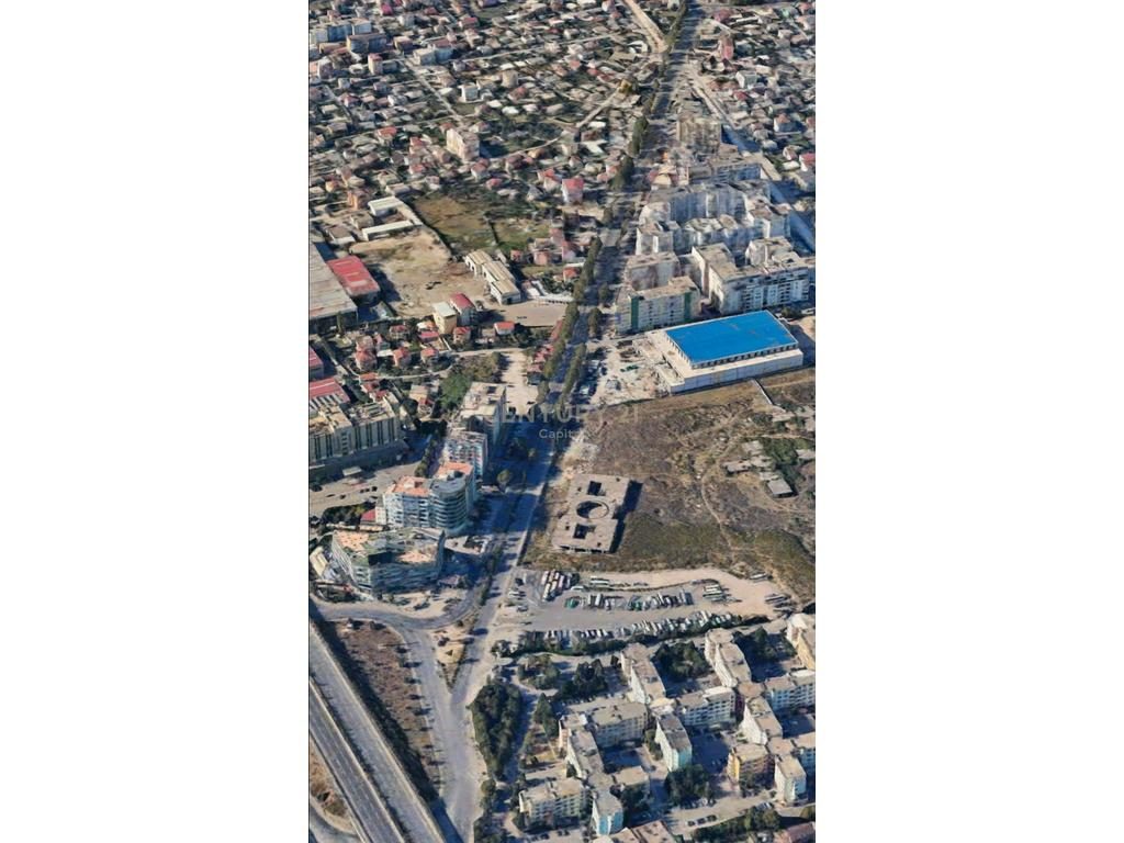 Shitet ambjent komercial pranë kthesës së Kamzës!