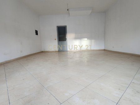 Shitet ambjent komercial pranë kthesës së Kamzës!