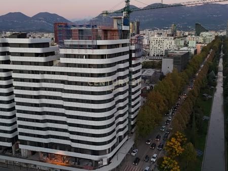 AMBIENT KOMERCIAL PER QIRA BUZE RRUGE KRYESORE TEK SQUARE 21