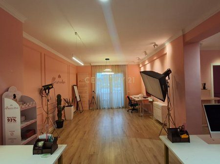 AMBIENT KOMERCIAL PER QIRA BUZE RRUGE KRYESORE TEK SQUARE 21