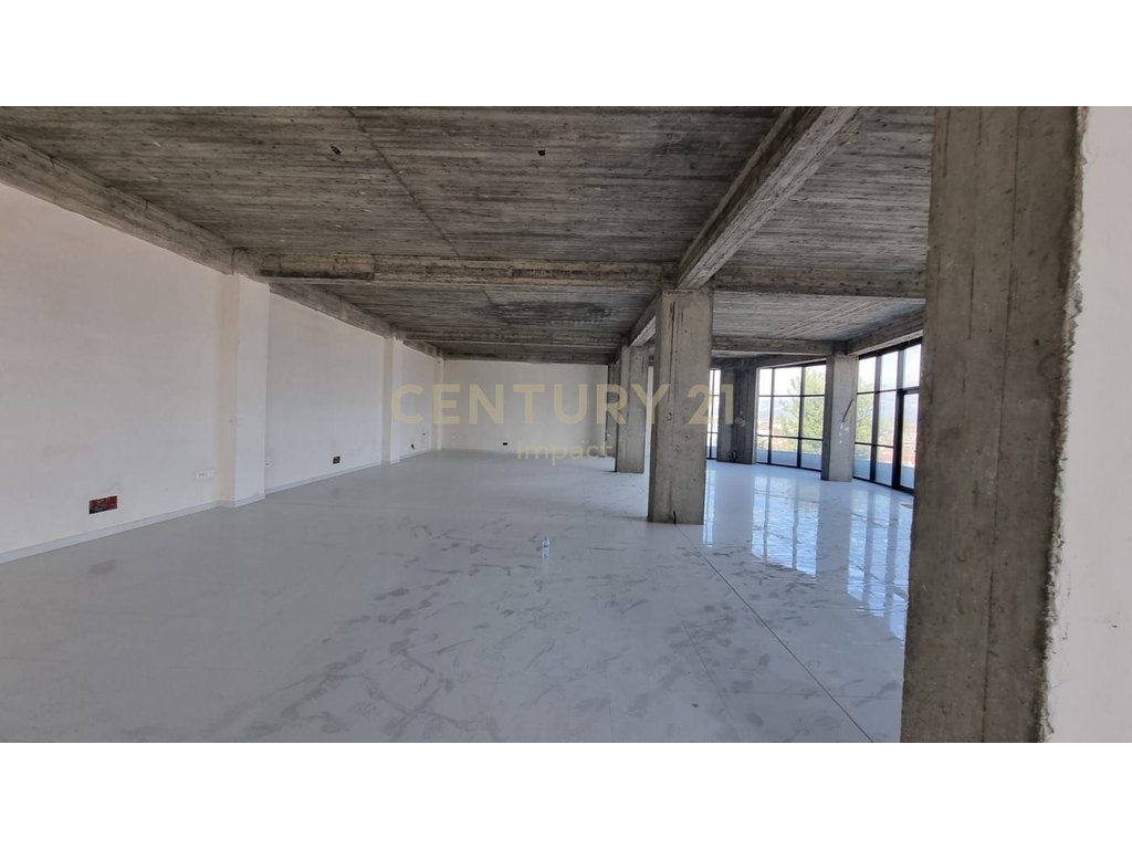Hapësirë multifunksionale me qira në Kamëz, kati 0 buze rruge me 1800€!