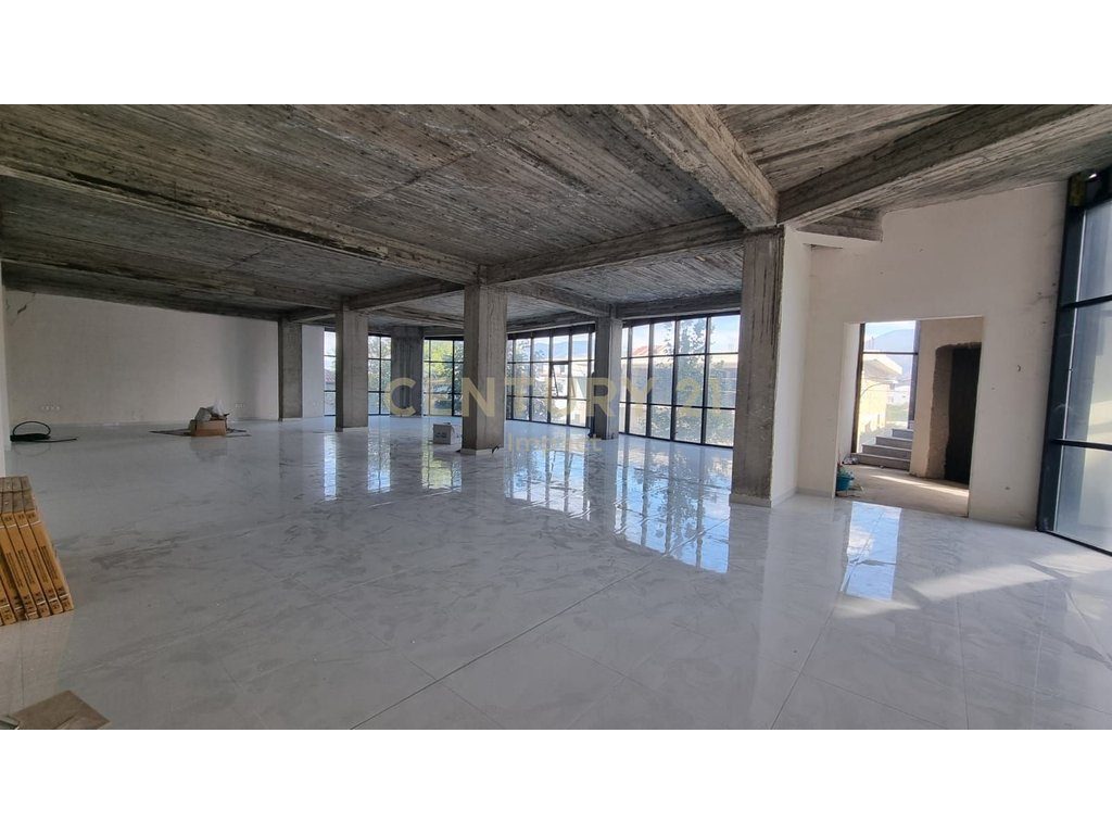 Hapësirë multifunksionale me qira në Kamëz, kati 0 buze rruge me 1800€!