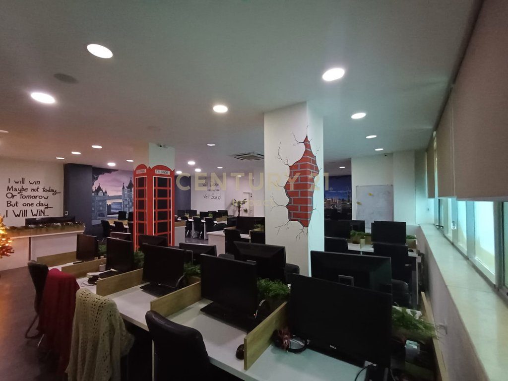 Ambient Komercial Për Shitje Tek Condor Center, Tiranë !