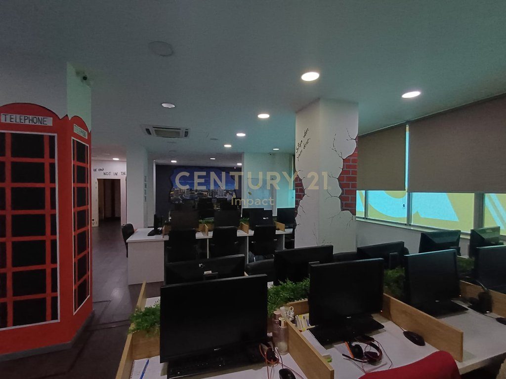 Ambient Komercial Për Shitje Tek Condor Center, Tiranë !