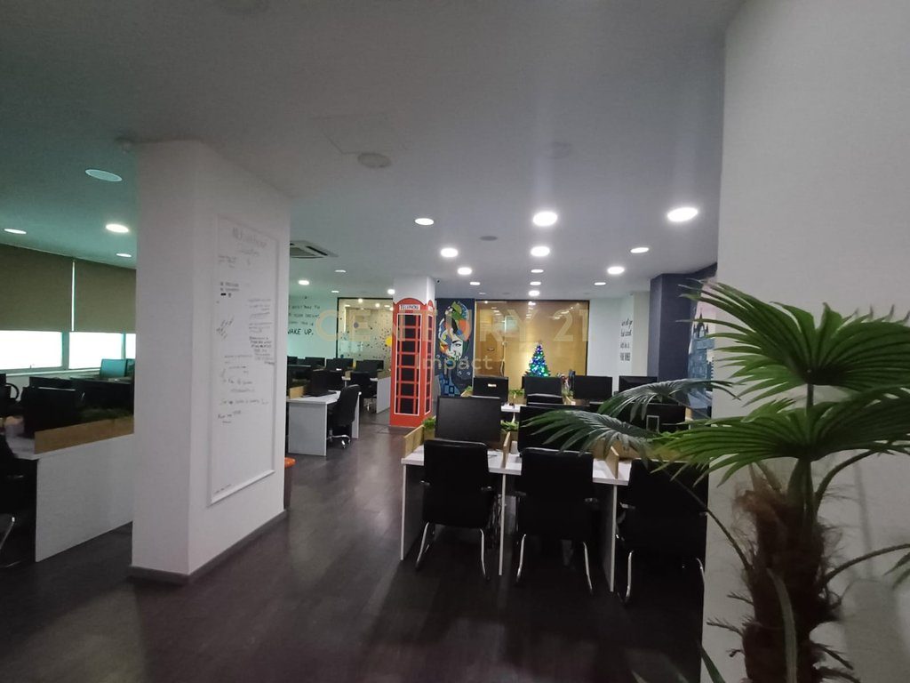 Ambient Komercial Për Shitje Tek Condor Center, Tiranë !