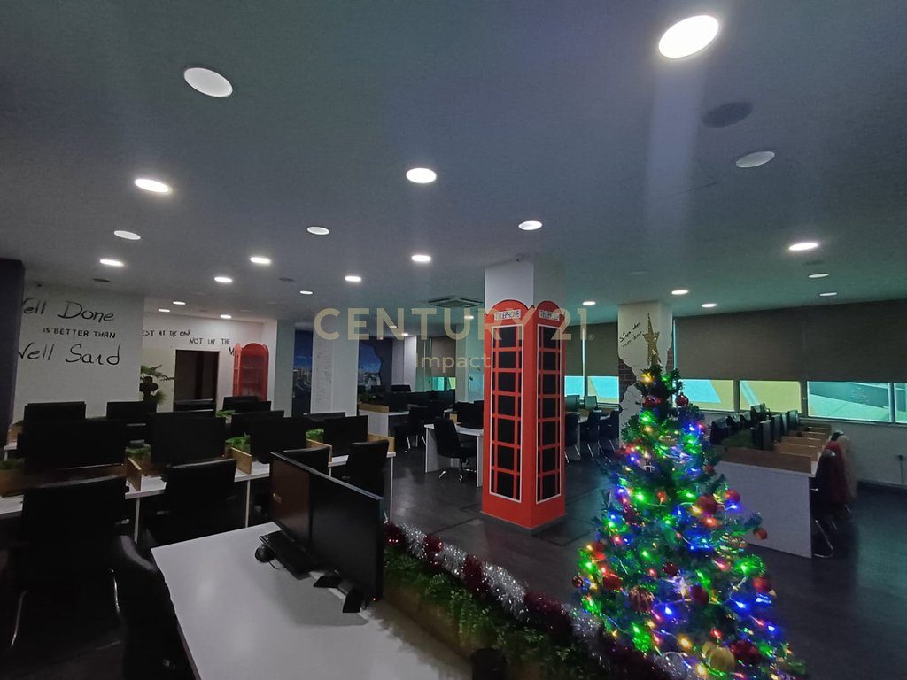 Ambient Komercial Për Shitje Tek Condor Center, Tiranë !