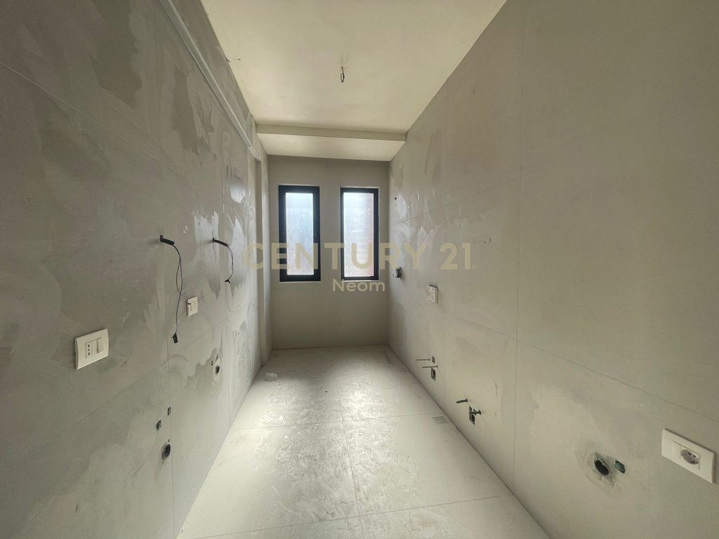 SHITET APARTAMENT PENTHOUSE  2+1+VERANDE NE ASTIR TE URBAN GATE