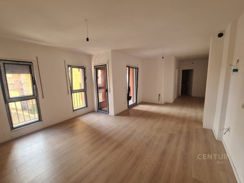 APARTAMENT 2+1 TEK SHKOLLA E KUQE!
