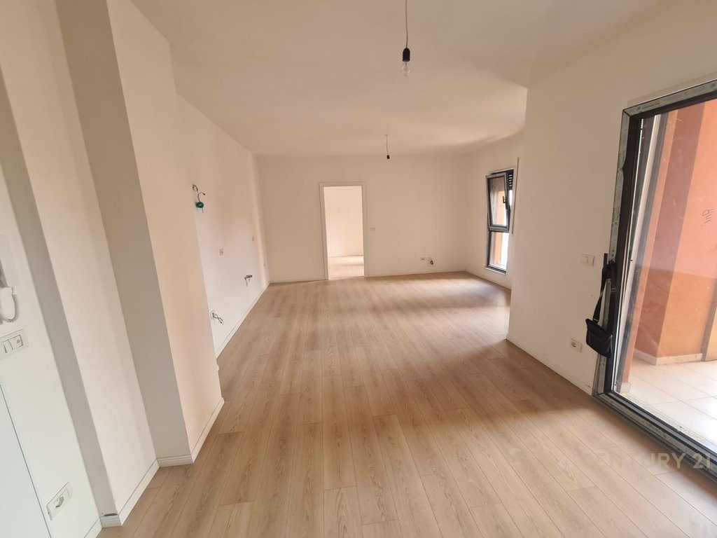 APARTAMENT 2+1 TEK SHKOLLA E KUQE!