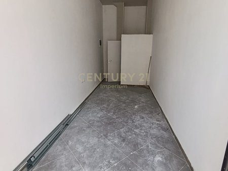 Jepet me qira ambjent komercial, prane Bulevardit te Ri, 15 Euro/m2!