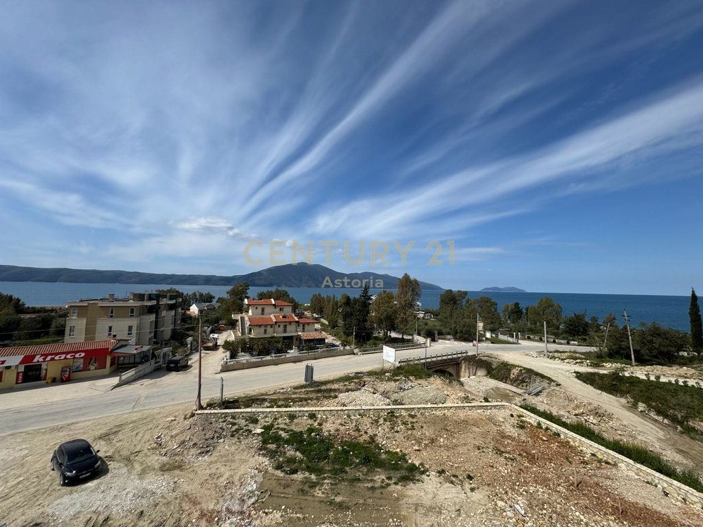 Shitet apartament 1+1 ne Radhime me pamje nga deti!