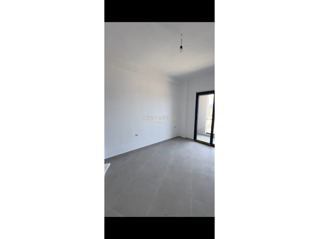 Shitet apartament 1+1 ne Radhime me pamje nga deti!