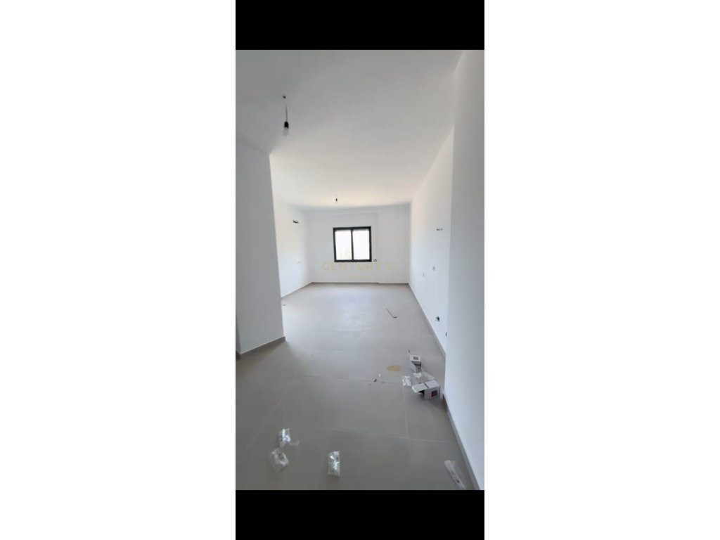 Shitet apartament 1+1 ne Radhime me pamje nga deti!