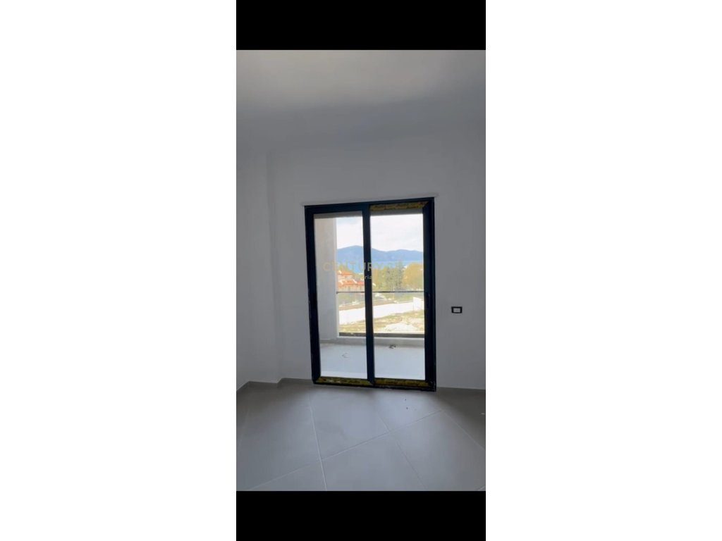 Shitet apartament 1+1 ne Radhime me pamje nga deti!