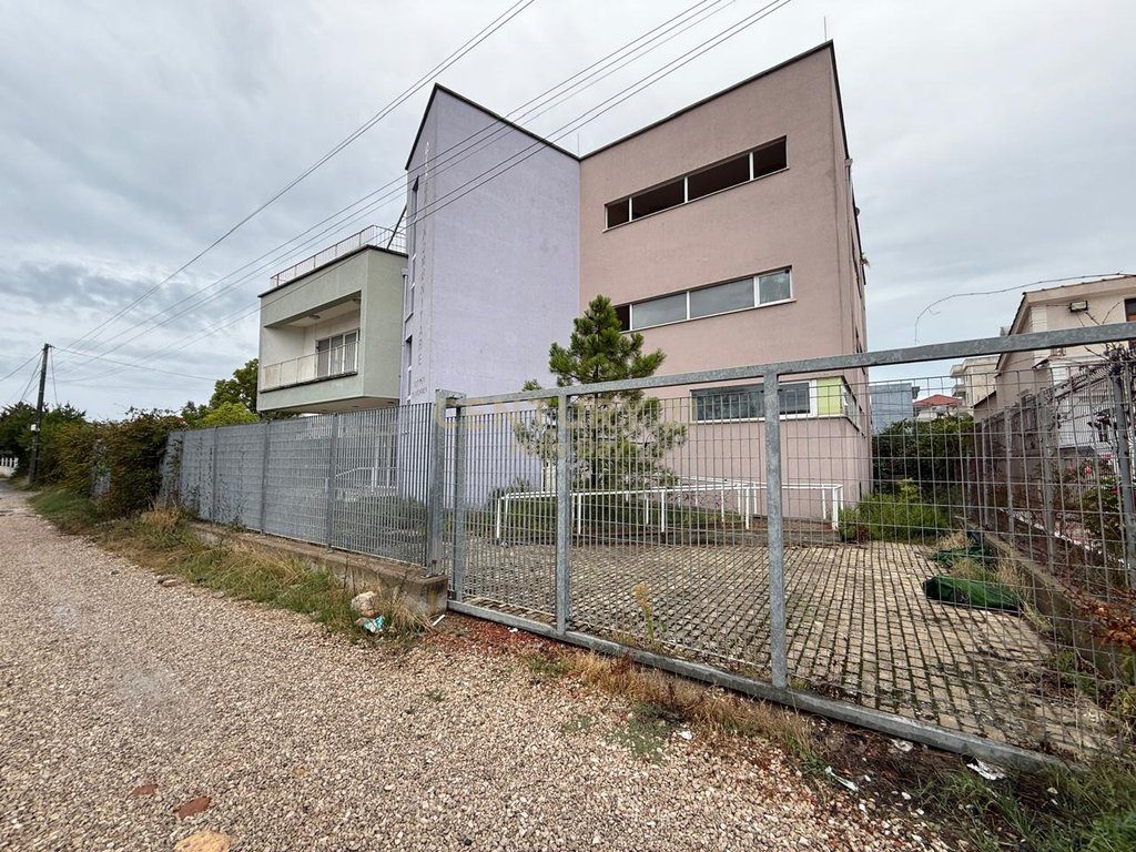 Shitet Godinë Multifunksionale ne Kenete Durrës - 800000€ | 800 m²