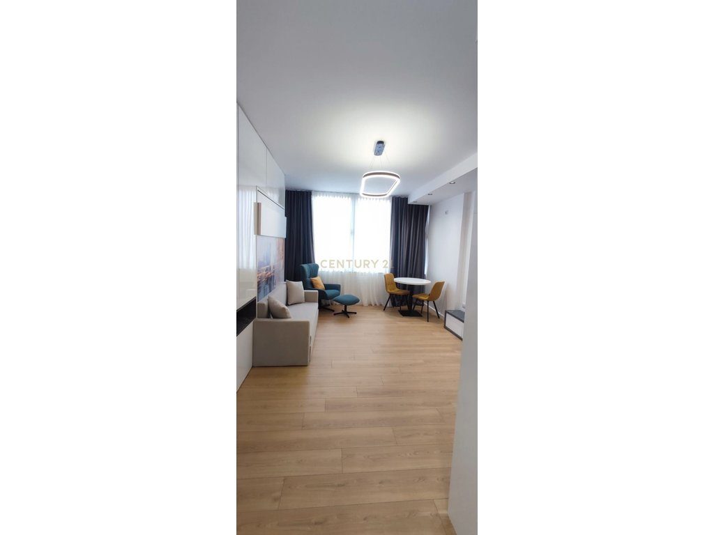 Shitet Garsoniere – Komuna e Parisit, pranë Mbikalimit dhe Big Market
