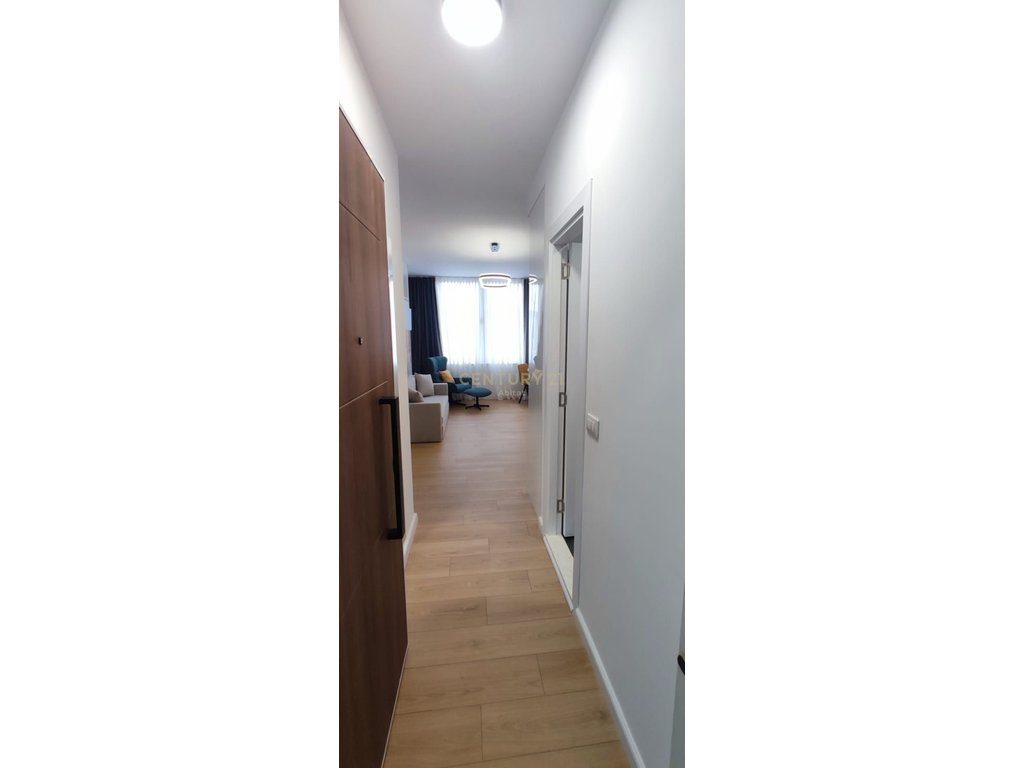 Shitet Garsoniere – Komuna e Parisit, pranë Mbikalimit dhe Big Market