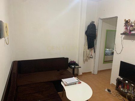 Shitet Garsoniere – Komuna e Parisit, pranë Mbikalimit dhe Big Market