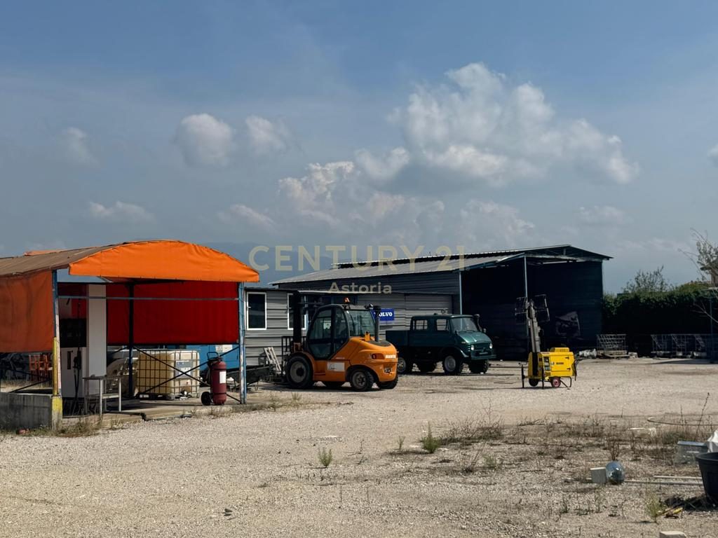 Jepet me qira kompleks industrial, prane aeroportit.