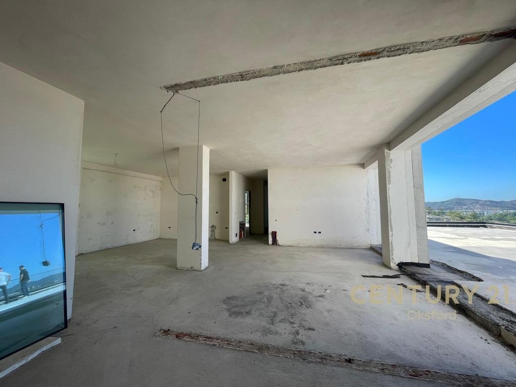 APARTAMENT PENTHOUSE  3+1+2 ME VERAND PER SHITJE TEK LIQENI I FARKES