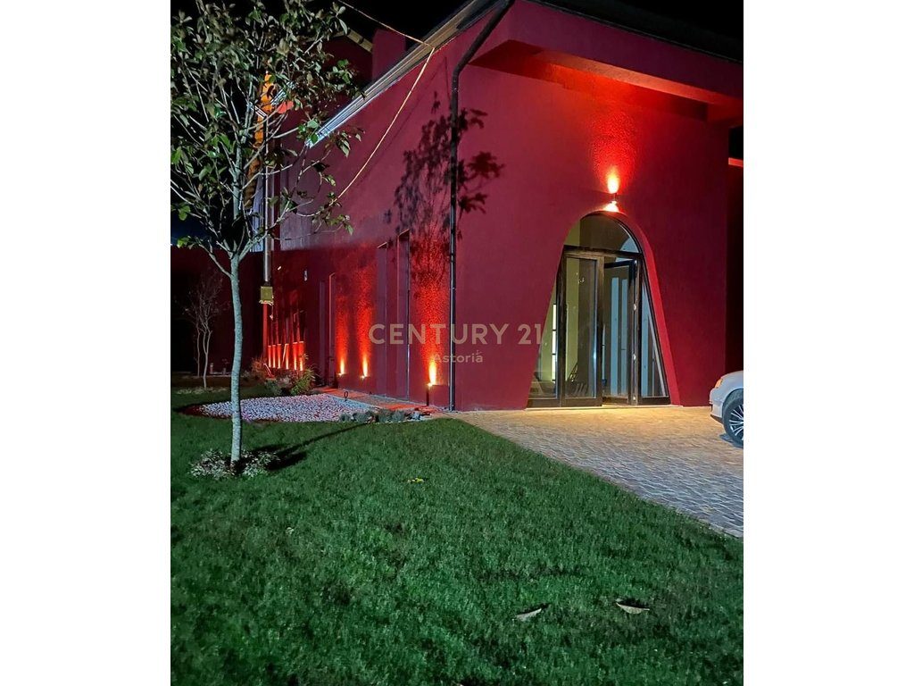 SHITET KOMPLEKS ME VRESHT, KANTINË VERE, RESTORANT DHE AKOMODIM – 13,200 M² NË BYSHEK, ELBASAN
