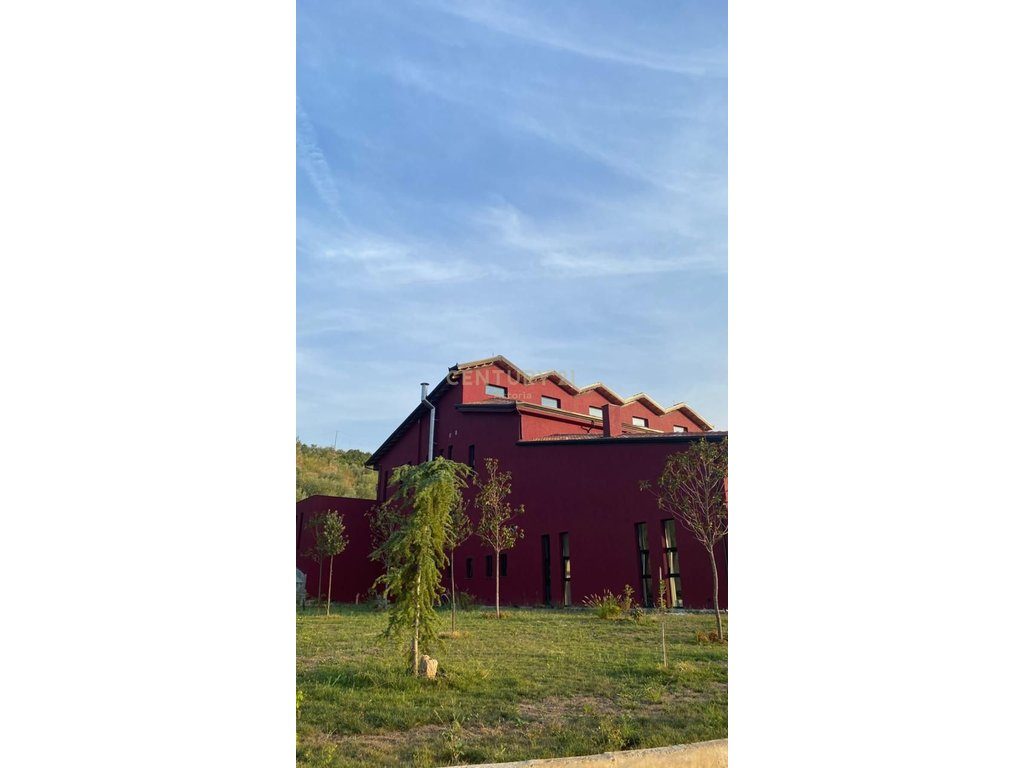 SHITET KOMPLEKS ME VRESHT, KANTINË VERE, RESTORANT DHE AKOMODIM – 13,200 M² NË BYSHEK, ELBASAN