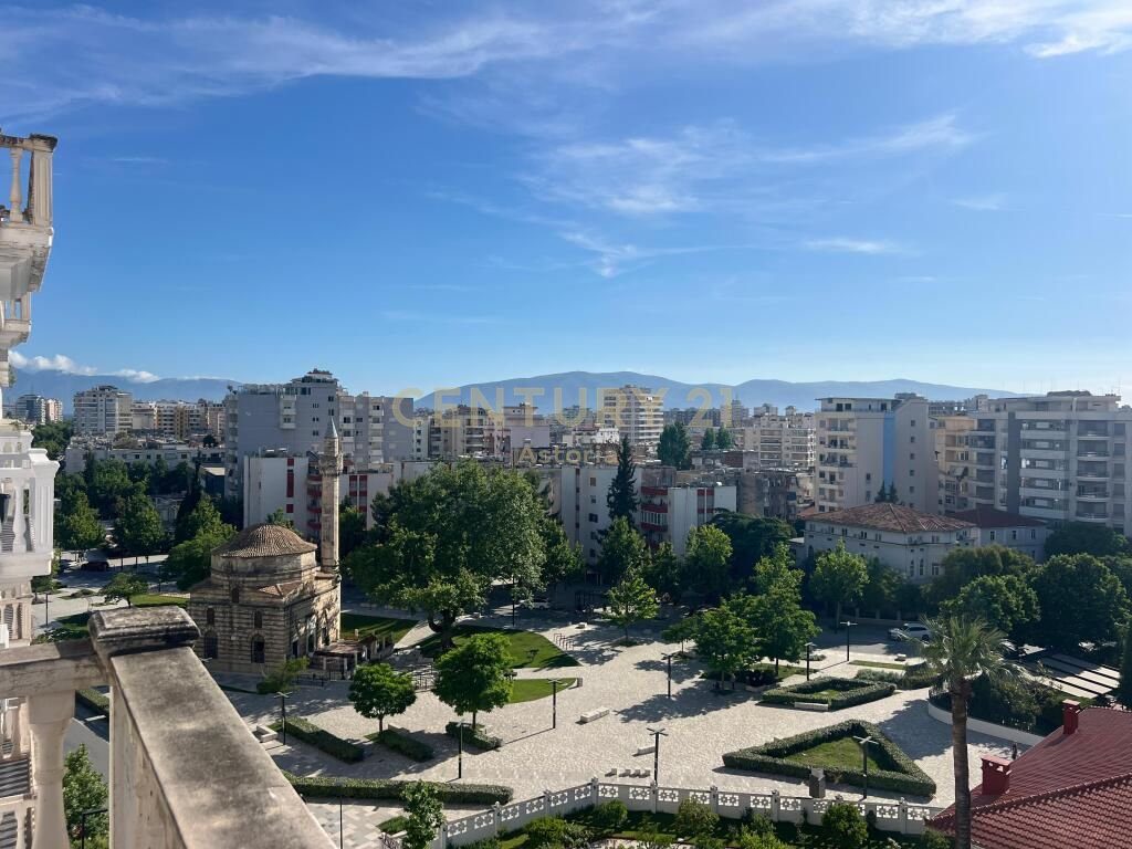 SHITET NJESI BIZNESI, E PERSHTATSHME DHE PER BANIM, NE QENDER, VLORE.