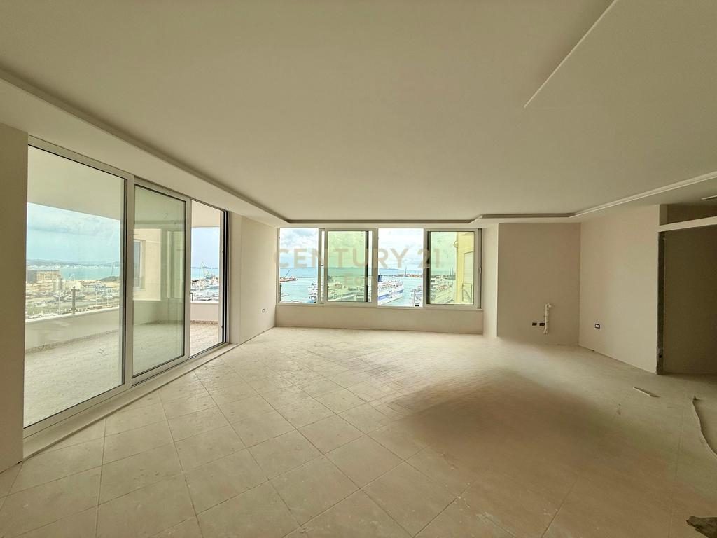 Shitet Apartament me Pamje Deti + 2 Poste Parkimi te Rruga e re e Portit !
